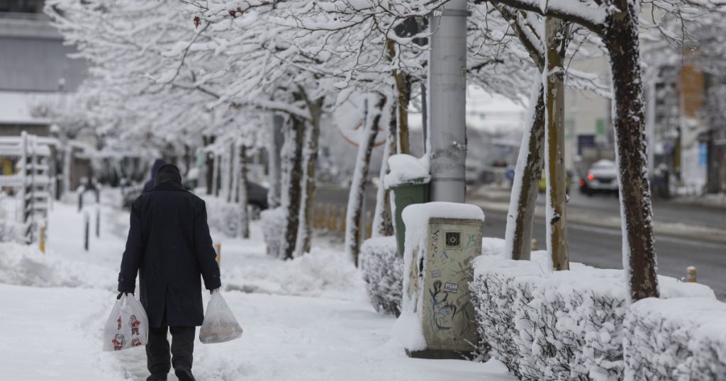 Bucureștiul se confruntă cu ger și ninsori abundente: meteorologii anunță un strat de zăpadă de până la 15 centimetri Meteorologii au emis o prognoză specială pentru București, avertizând că vremea va deveni geroasă în următoarele zile