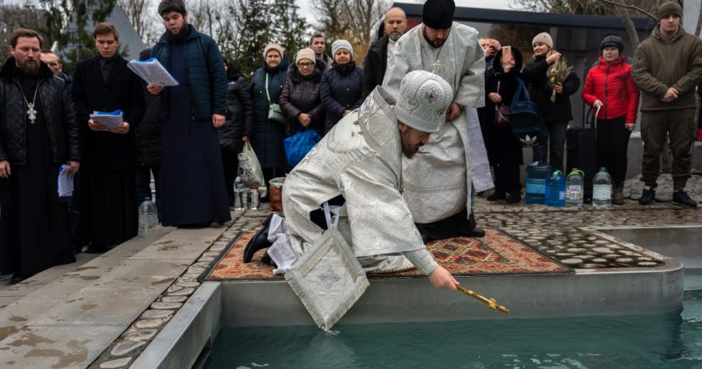 Boboteaza 2026: Tradiții și semnificații în inima credincioșilor români Boboteaza, sărbătoarea care marchează botezul lui Iisus Hristos în apele Iordanului, a adunat și în acest an credincioșii în bisericile din întreaga țară