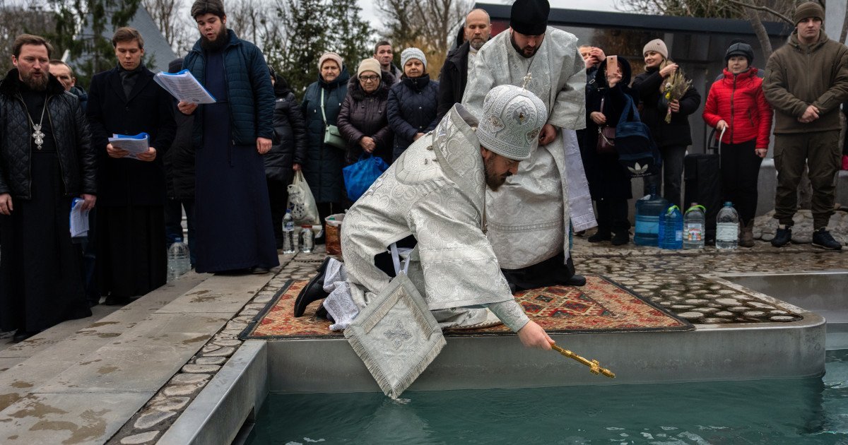 Boboteaza 2026: Tradiții și semnificații în inima credincioșilor români Boboteaza, sărbătoarea care marchează botezul lui Iisus Hristos în apele Iordanului, a adunat și în acest an credincioșii în bisericile din întreaga țară