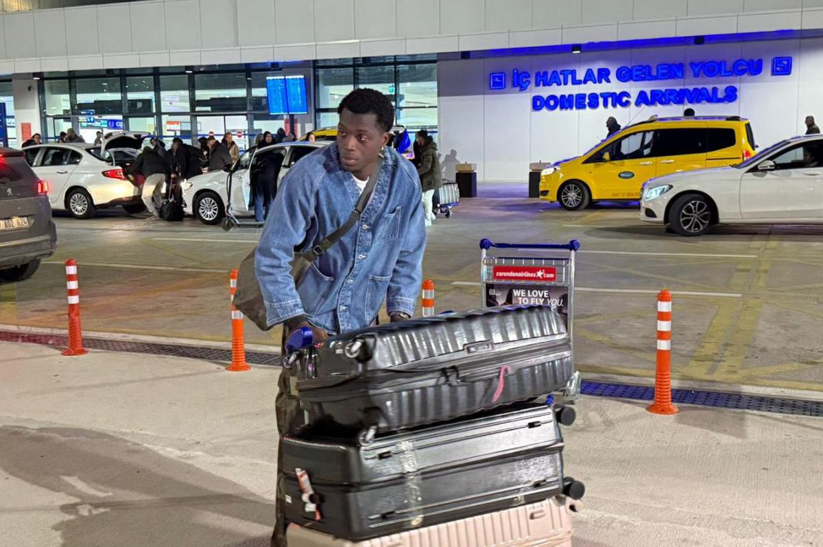 Joyskim Dawa, noua achiziție a FCSB, a sosit în Antalya pentru antrenamente Fundașul central Joyskim Dawa, în vârstă de 29 de ani, a aterizat ieri în Antalya, unde se va alătura echipei FCSB, aflată în cantonament sub conducerea antrenorului Elias Charalambous