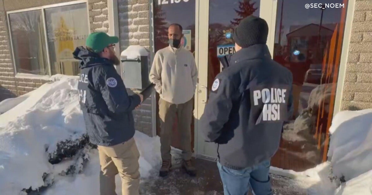 Frauda în sistemul de îngrijire a copiilor din Minnesota stârnește controverse Agentii Departamentului Securității Interne (DHS) din Minnesota au demarat luni o amplă investigație asupra fraudelor legate de centrul de îngrijire a copiilor, ca urmare a unui videoclip postat pe rețelele sociale care a stârnit atenția publicului