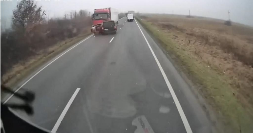 Accident tragicul de pe DN6: șapte vieți pierdute în coliziune cu un TIR Un grav accident de circulație a avut loc marți pe DN6, în județul Timiș, soldat cu moartea a șapte persoane