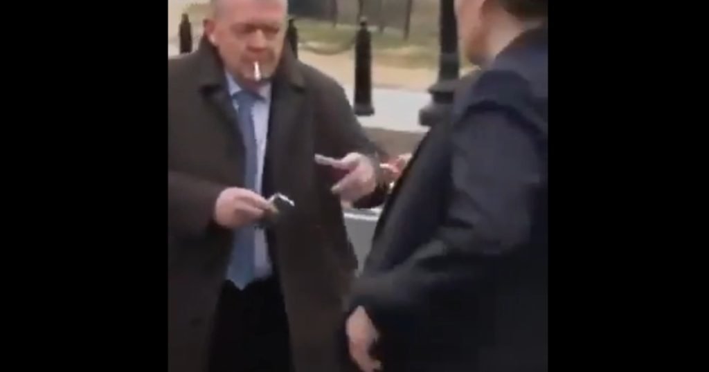 „Șefii diplomațiilor din Danemarca și Groenlanda, surprinși fumând după discuții”