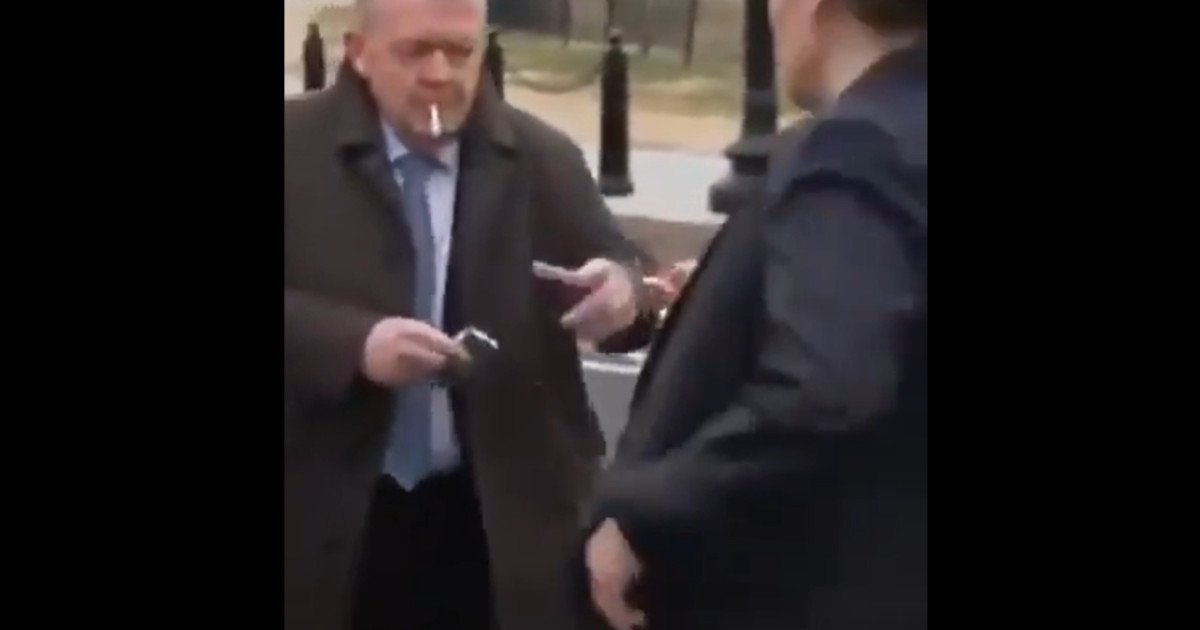 „Șefii diplomațiilor din Danemarca și Groenlanda, surprinși fumând după discuții”