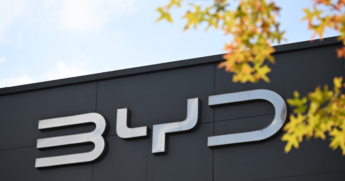 Grupul chinez BYD pe cale să depășească Tesla: un nou lider în producția de vehicule electrice Grupul BYD Co, gigantul auto chinez, a atins anul trecut un record impresionant, livrând 4,6 milioane de vehicule electrice (EV) și având toate șansele să depășească Tesla, devenind astfel cel mai mare producător mondial de vehicule electrice în 2025