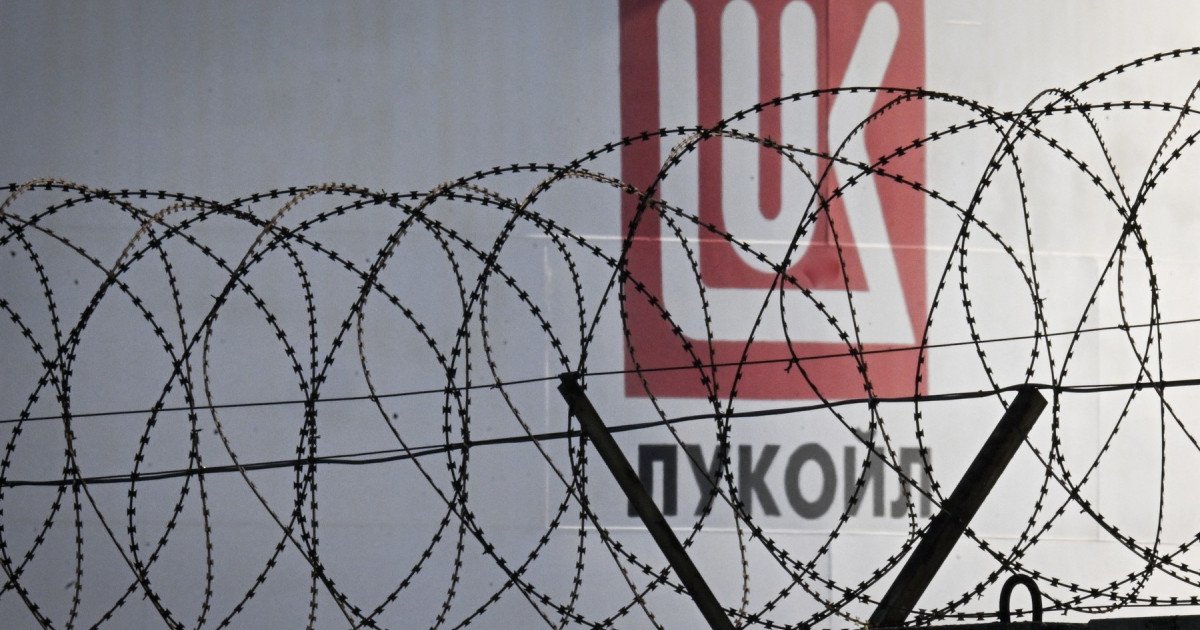 Lukoil vinde activele internaționale: o tranzacție de 22 miliarde de dolari cu Carlyle Group Lukoil, unul dintre cei mai mari producători de petrol din Rusia, a decis să vândă majoritatea activelor sale internaționale în valoare de aproximativ 22 de miliarde de dolari către firma americană Carlyle Group