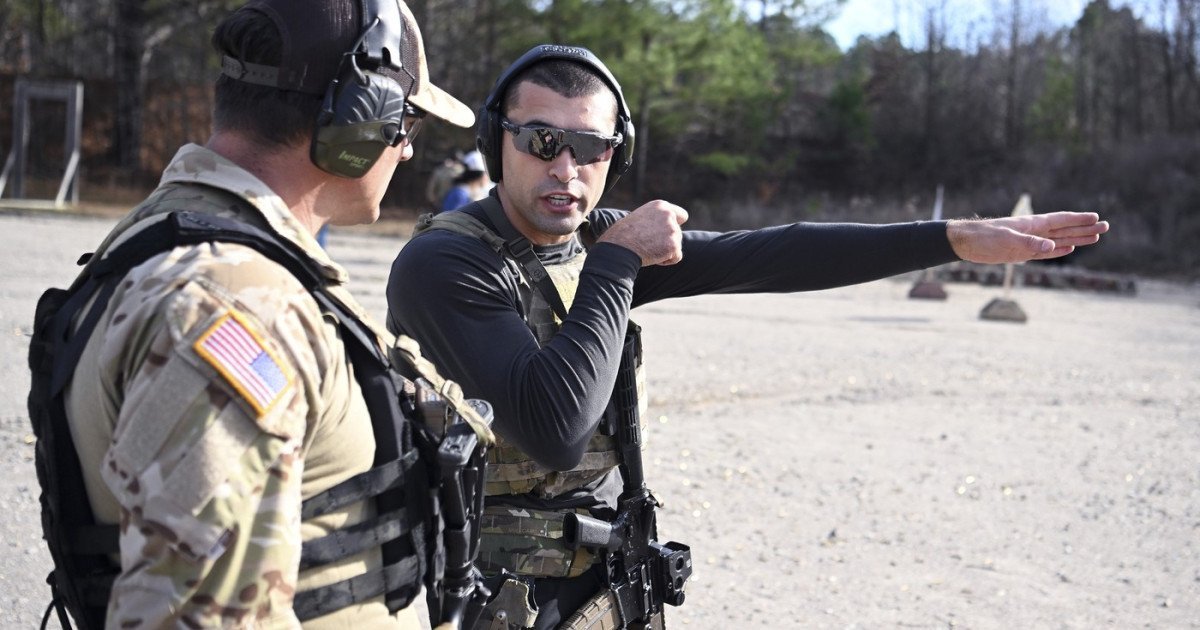 Capturarea lui Maduro: Operațiunea militară americană care a zguduit Venezuela O intervenție militară dramatică a Statelor Unite în Venezuela a dus la prinderea președintelui Nicolas Maduro și la evacuarea acestuia din țară, a anunțat președintele american Donald Trump sâmbătă dimineață