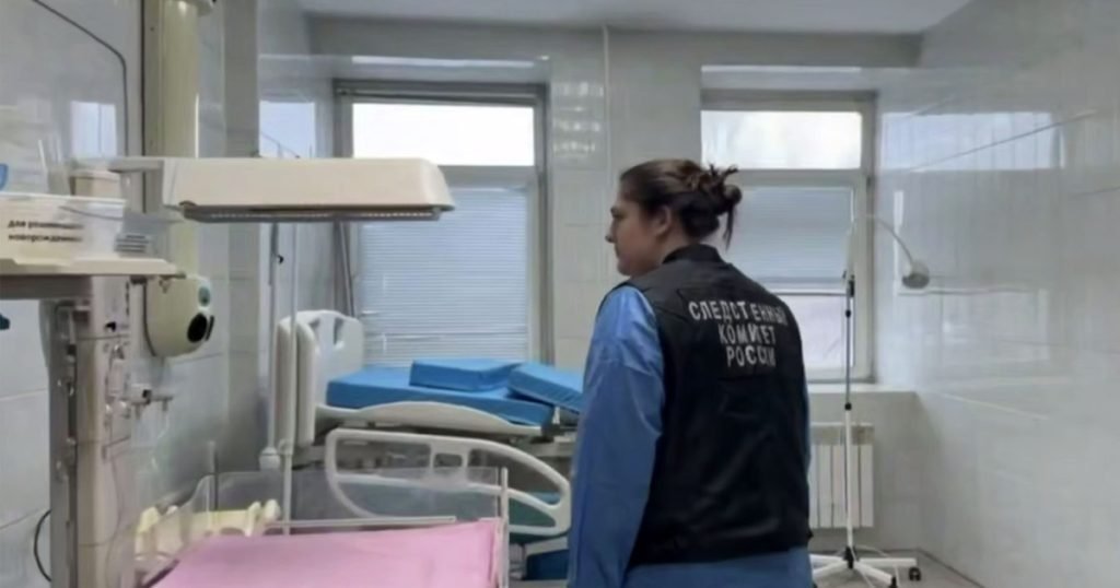 Medicii din Siberia reținuți după moartea a nouă bebeluși Autoritățile ruse au reținut medicul șef al unui spital din Siberia și responsabilul interimar al secției de terapie intensivă, după moartea tragică a nouă bebeluși în interval de câteva zile