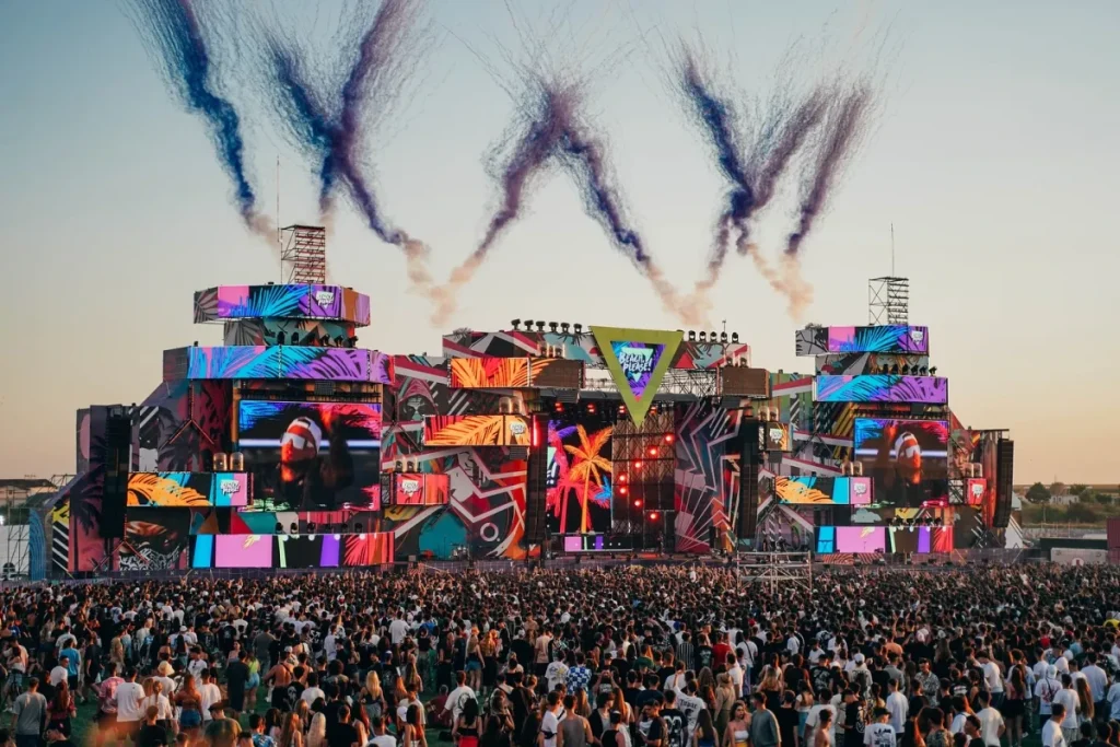 Beach, Please! 2025: O Experiență Inedită în Costinești Festivalul Beach, Please! a transformat din nou Costineștiul într-un hub al muzicii urbană, având o ediție în 2025 care a captat atenția tinerilor din întreaga țară