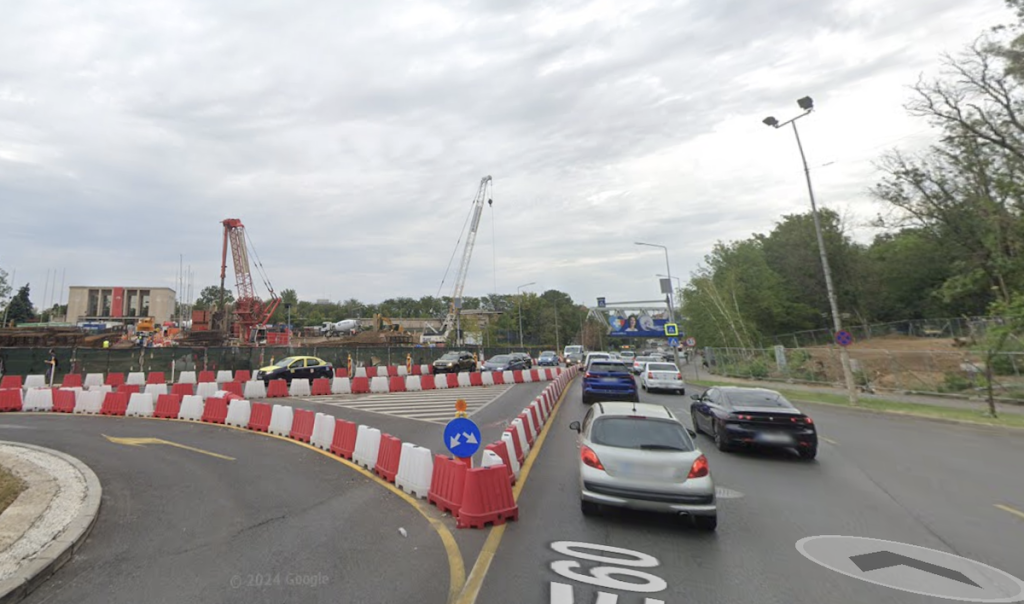 Accidente rutiere pe DN1 cauzate de semnalizarea precară a șantierului pentru magistrala M6 de metrou O serie de accidente rutiere au avut loc în ultima vreme pe DN1, în zona de intrare în Capitală, atribuindu-se responsabilitatea problemelor de semnalizare aferente șantierului pentru magistrala M6 de metrou
