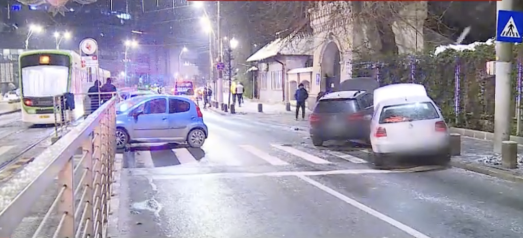 Un pieton a fost grav rănit după ce a fost izbit de mai multe mașini în timp ce traversa regulamentar pe o trecere de pietoni de pe Șoseaua Olteniței, în Sectorul 4 al Capitalei