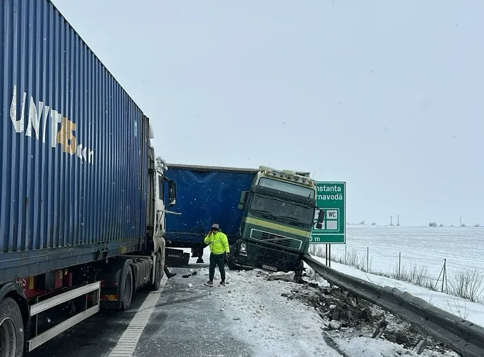 Traficul pe Autostrada Soarelui, principalul drum de legătură între București și litoralul românesc, a fost grav afectat luni dimineața, după ce două tiruri care au derapat pe asfaltul acoperit de zăpadă s-au blocat pe sensul de mers spre Constanța