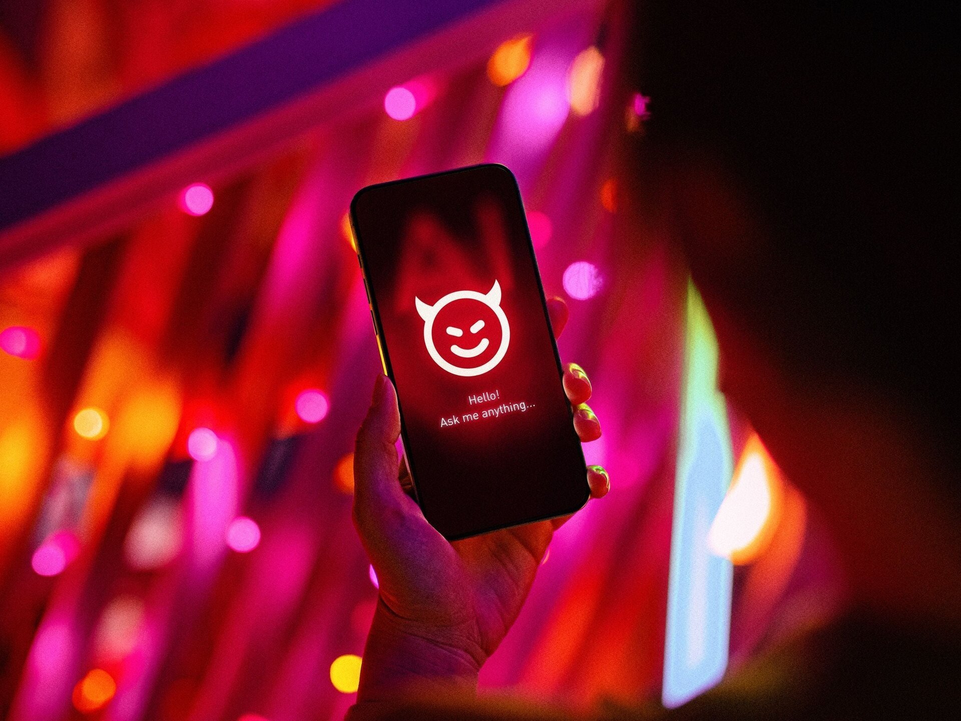 Un proces fără precedent în Statele Unite scoate în prim-plan riscurile grave pe care le poate aduce utilizarea necontrolată a inteligenței artificiale, ilustrând o problemă din ce în ce mai alarmantă în era tehnologică: vulnerabilitatea sănătății mintale în fața chatboturilor avansate