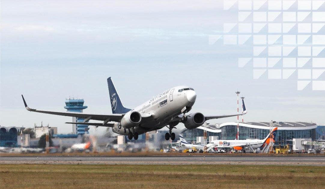 Traficul aerian pe aeroporturile din București funcționează în condiții de iarnă, fără perturbări majore, asigurând o desfășurare relativ normală a zborurilor, deși unele întârzieri au fost înregistrate la destinații importante precum Istanbul, Paris sau Milano