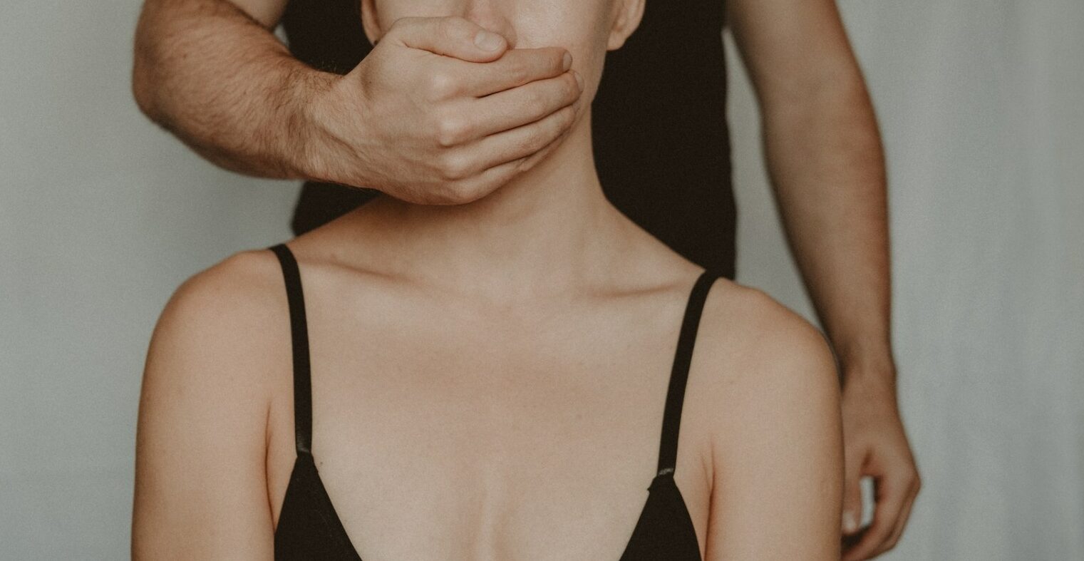 Un bărbat din Ocna Mureș, condamnat definitiv pentru agresiuni sexuale, va ajunge după gratii pentru următorii 27 de ani și opt luni