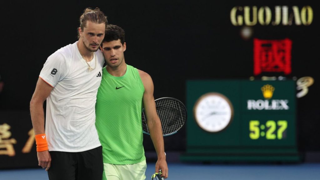 Aleargă pentru istorie: Alcaraz îl înfruntă pe Zverev într-un meci memorabil Carlos Alcaraz a reușit un triumf de excepție în semifinalele turneului Australian Open 2026, zdrobindu-l pe fostul finalist, Alexander Zverev, după o bătălie epică de 5 ore și 27 de minute