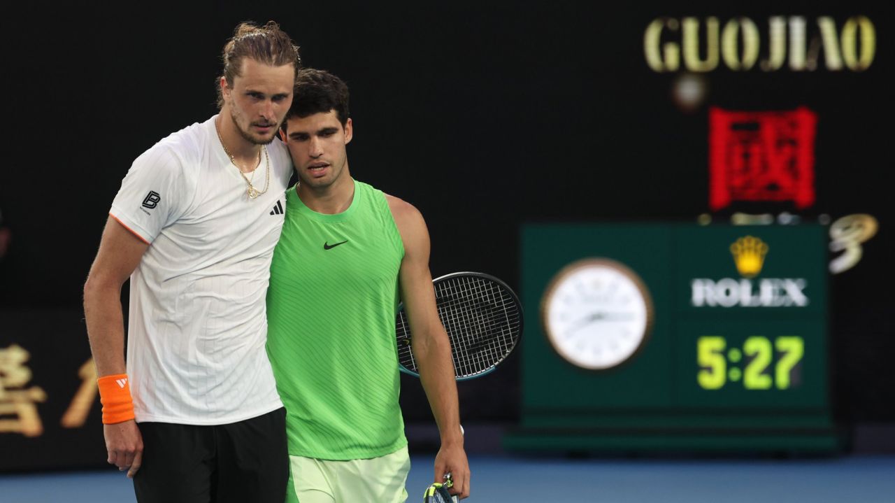Aleargă pentru istorie: Alcaraz îl înfruntă pe Zverev într-un meci memorabil Carlos Alcaraz a reușit un triumf de excepție în semifinalele turneului Australian Open 2026, zdrobindu-l pe fostul finalist, Alexander Zverev, după o bătălie epică de 5 ore și 27 de minute