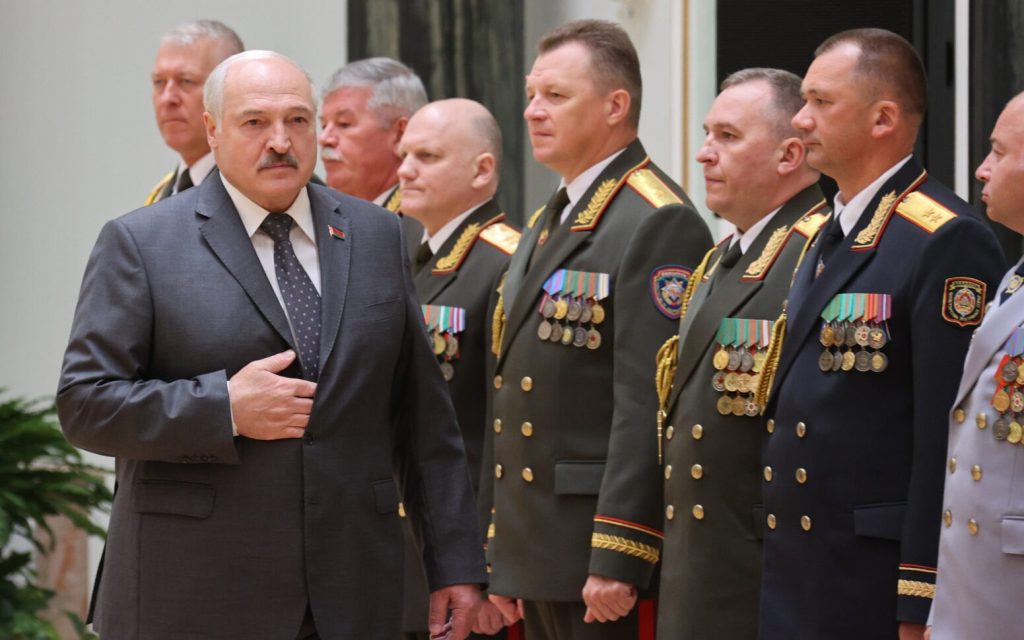 Lukașenko face un pas spre Washington: Belarusul se alătură „Consiliului pentru Pace” al lui Donald Trump Președintele Belarusului, Aleksandr Lukașenko, a făcut un gest surprinzător prin semnarea unui acord care îl leagă de „Consiliul pentru Pace” al fostului președinte american Donald Trump