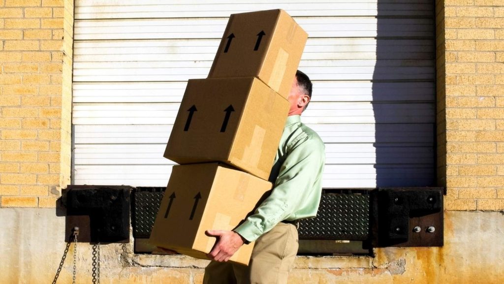România introduce de la 1 ianuarie 2026 o taxă logistică pentru coletele cu valoare sub 150 de euro provenite din afara Uniunii Europene, o măsură care anunță schimbări semnificative pentru cumpărăturile online și fluxurile comerciale transfrontaliere