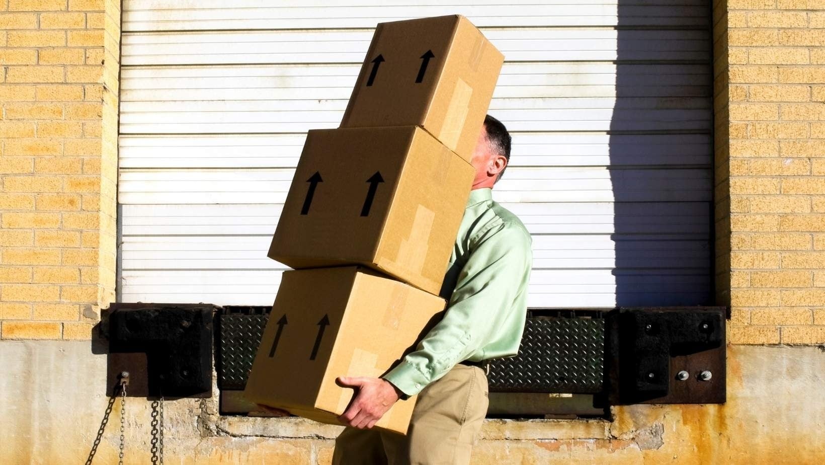 România introduce de la 1 ianuarie 2026 o taxă logistică pentru coletele cu valoare sub 150 de euro provenite din afara Uniunii Europene, o măsură care anunță schimbări semnificative pentru cumpărăturile online și fluxurile comerciale transfrontaliere