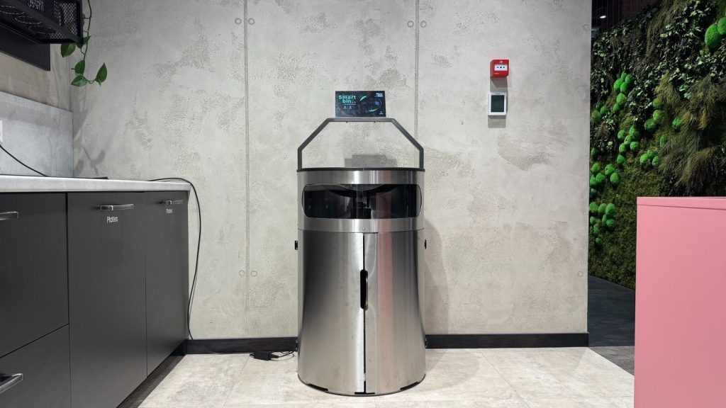 Coș de gunoi cu AI care sortează automat deșeurile