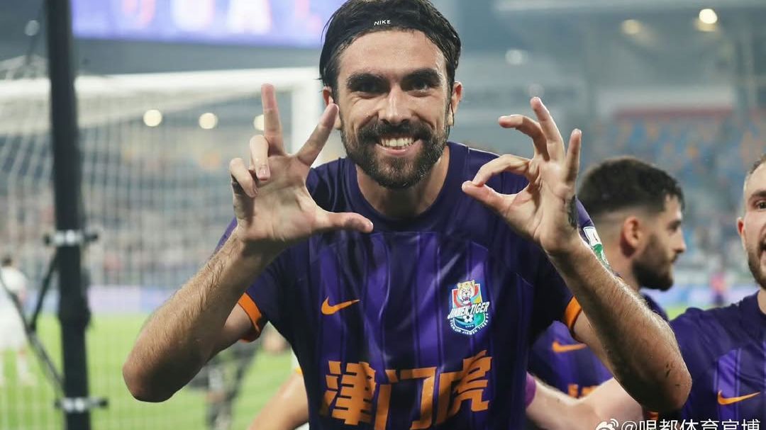 Andrea Compagno, revelația sezonului înCoreea de Sud Vârful italian Andrea Compagno, în vârstă de 29 de ani, a trăit o transformare de la umilință la glorie după plecarea sa de la FCSB