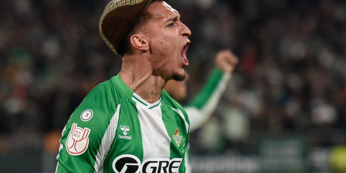 antony-celebra-con-una-gorra-en-el-betis-elche-de-copa-16-9-aspect-ratio-default-0_da39.jpg - StiriAlese