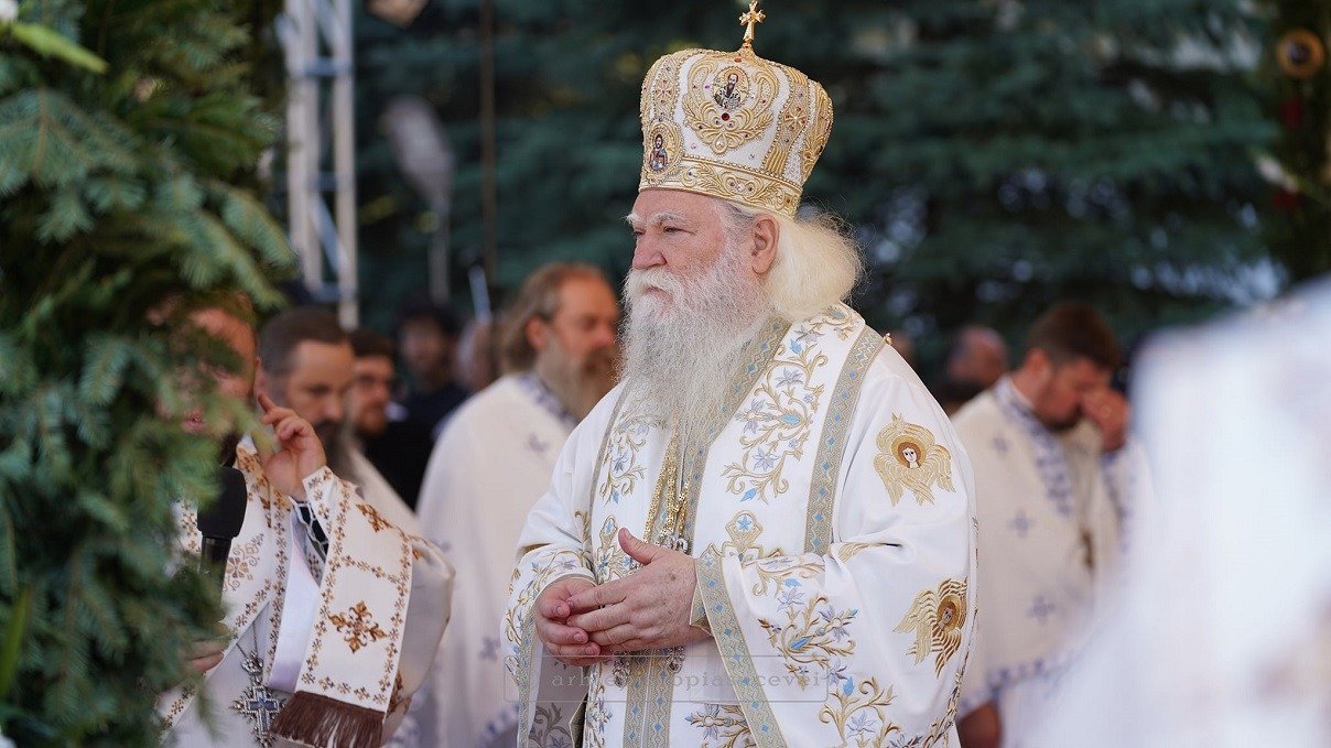 Primarul din Rădăuți îl acuză pe arhiepiscopul Sucevei de implicare într-un scandal politic Tensiunile din Rădăuți capătă noi întorsături, odată cu acuzațiile vehemente formulate de primarul municipiului, Bogdan Andrei Loghin, la adresa Înalt Preasfinției Sale, Arhiepiscopul Calinic de Suceava