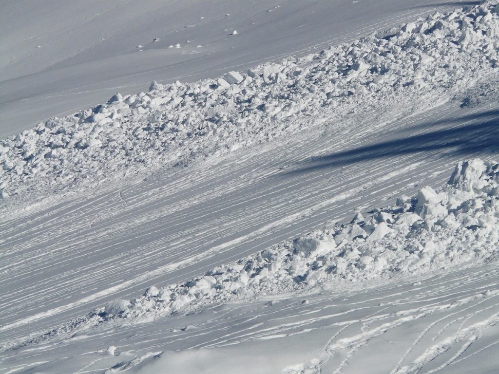 Pericol de avalanșe în Munții Rodnei și zonele adiacente, autoritățile avertizează Un nou val de riscuri în Munții Rodnei și regiunea Maramureșului a pus în alertă autoritățile montane, după ce precipitațiile din ultima perioadă au dus la o creștere considerabilă a stratului de zăpadă, estimat acum la peste 1,5 metri în anumite zone