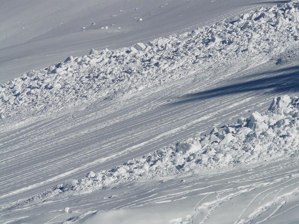 Pericol de avalanșe în Munții Rodnei și zonele adiacente, autoritățile avertizează Un nou val de riscuri în Munții Rodnei și regiunea Maramureșului a pus în alertă autoritățile montane, după ce precipitațiile din ultima perioadă au dus la o creștere considerabilă a stratului de zăpadă, estimat acum la peste 1,5 metri în anumite zone