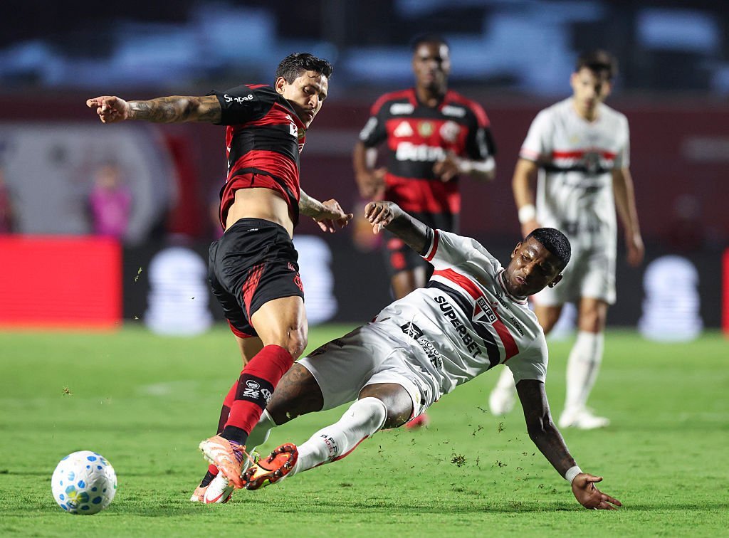 Debut dramatic în Brasileirão: São Paulo învinge Flamengo cu o revenire spectaculoasă Într-un meci electrizant disputat miercuri seara, pe stadionul Morumbi, São Paulo a reușit să înfrunte Flamengo și să obțină o victorie memorabilă, cu 2-1, în partida de debut a sezonului 2026 din Brasileirão