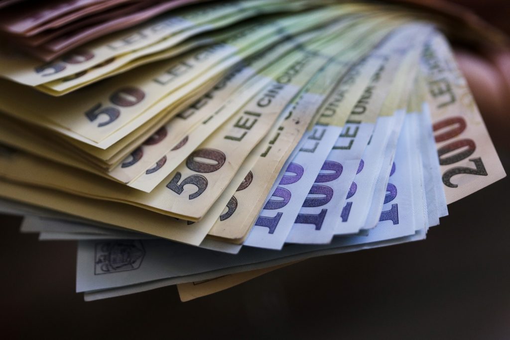 Premierul Ilie Bolojan anunță reforme majore în administrație și economie, pregătite prin ordonanță de urgență sau asumare a răspunderii Reforma administrației publice și pachetul de relansare economică, anunțate de guvern pentru această sfârșită de an, se află în fața unei decizii decisive care poate schimba radical modul în care funcționează statul român