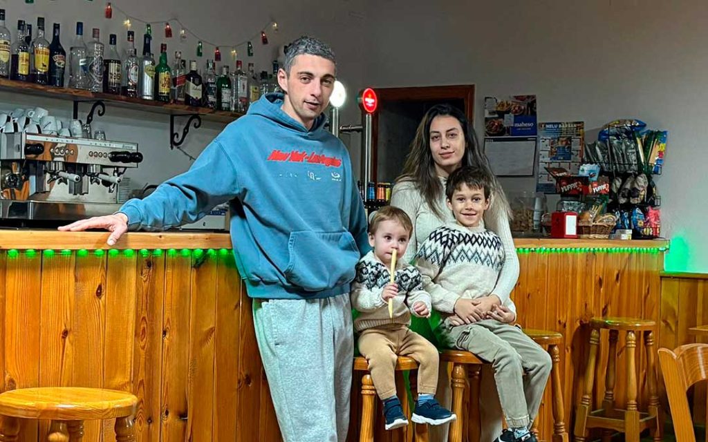 Familie din România gestionează singurul bar din satul spaniol cu 56 de locuitori, oferind tapas, paella și mâncare tradițională