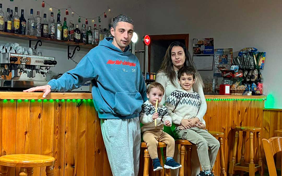 Familie din România gestionează singurul bar din satul spaniol cu 56 de locuitori, oferind tapas, paella și mâncare tradițională