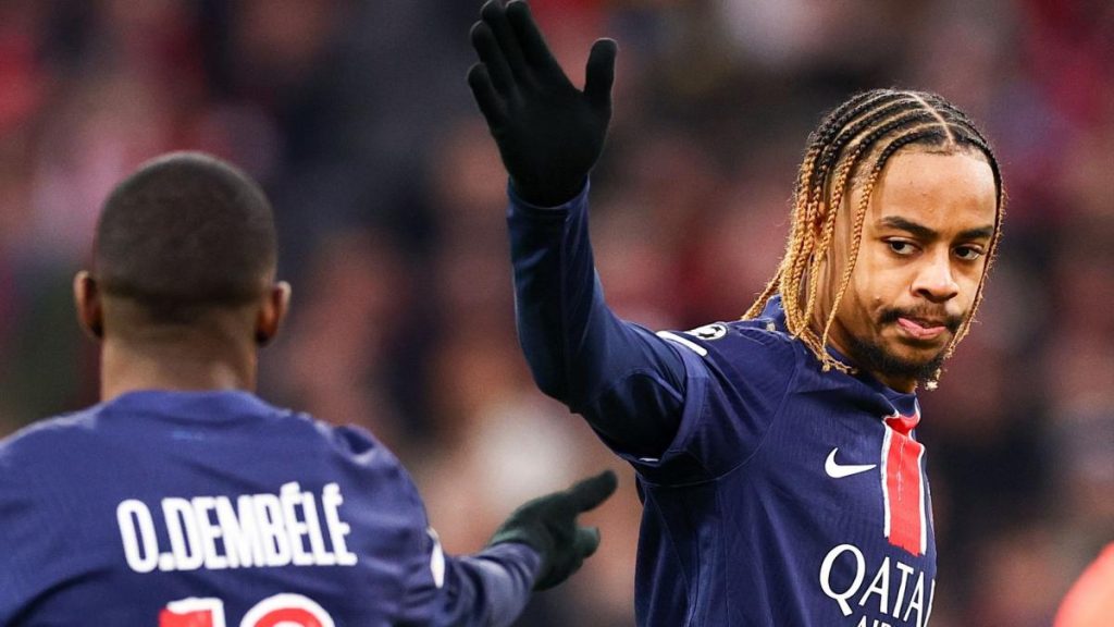 PSG răsuflă ușurat după o victorie strânsă la Auxerre Paris Saint-Germain a reușit să obțină o victorie crucială în deplasare, învingând echipa Auxerre cu 1-0, grație unui gol crucial marcat de Bradley Barcola în minutul 80