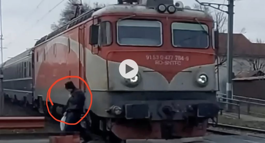 Imagini șocante: un șofer trece cu mașina printre barierele coborâte și se apropie periculos de tren O scenă incredibil de periculoasă, surprinsă recent pe linia feroviară din țară, a readus în discuție gravele probleme legate de siguranța la nivelurile de cale ferată