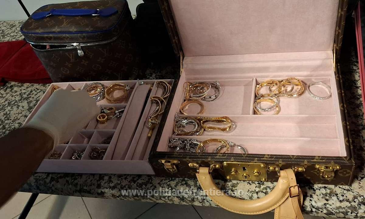 Aeroportul Otopeni a fost scena unei acțiuni de amploare desfășurate de autoritățile de frontieră, în urma cărora două femei suspectate de contrabandă au fost reținute după ce au încercat să scoată din țară peste 3 milioane de euro în bijuterii și bani nedeclarați