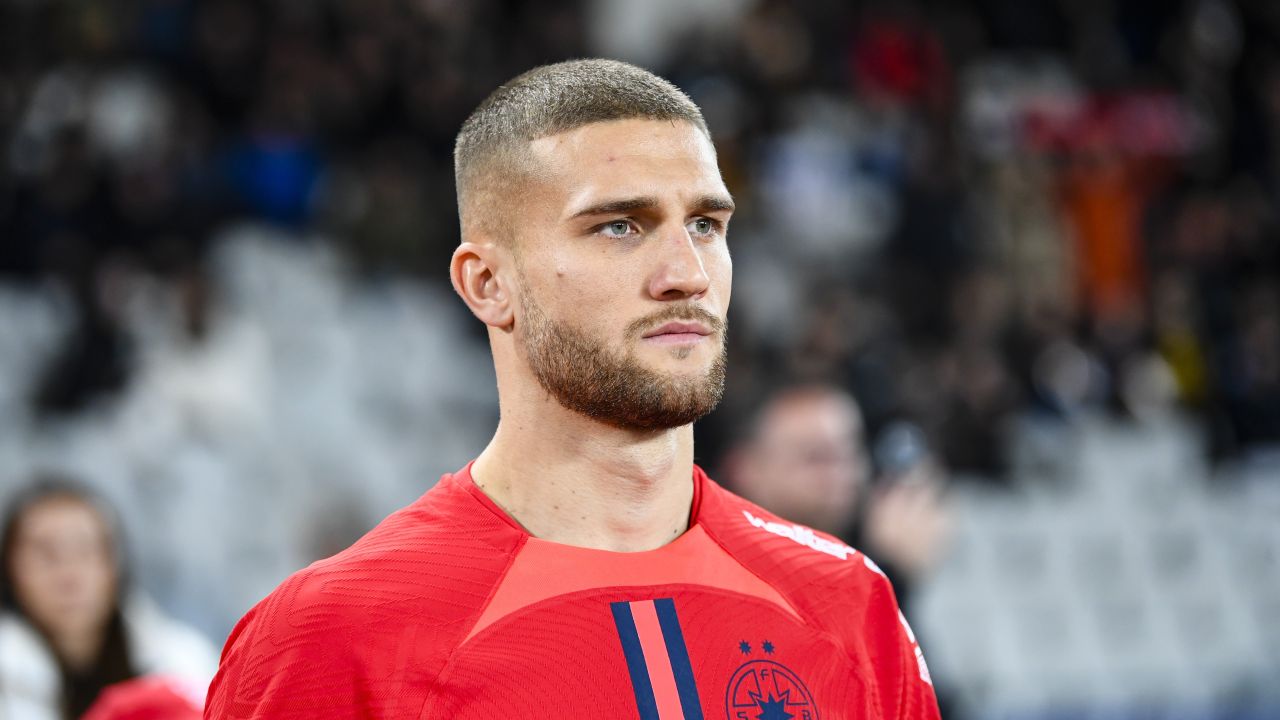 Duelul FCSB – CFR Cluj: Rivalitate și emoție într-o nouă confruntare Meciul așteptat de numeroși fani ai fotbalului românesc, confruntarea dintre FCSB și CFR Cluj, s-a dovedit a fi o partidă pe cât de provocatoare, pe atât de încărcată de emoție