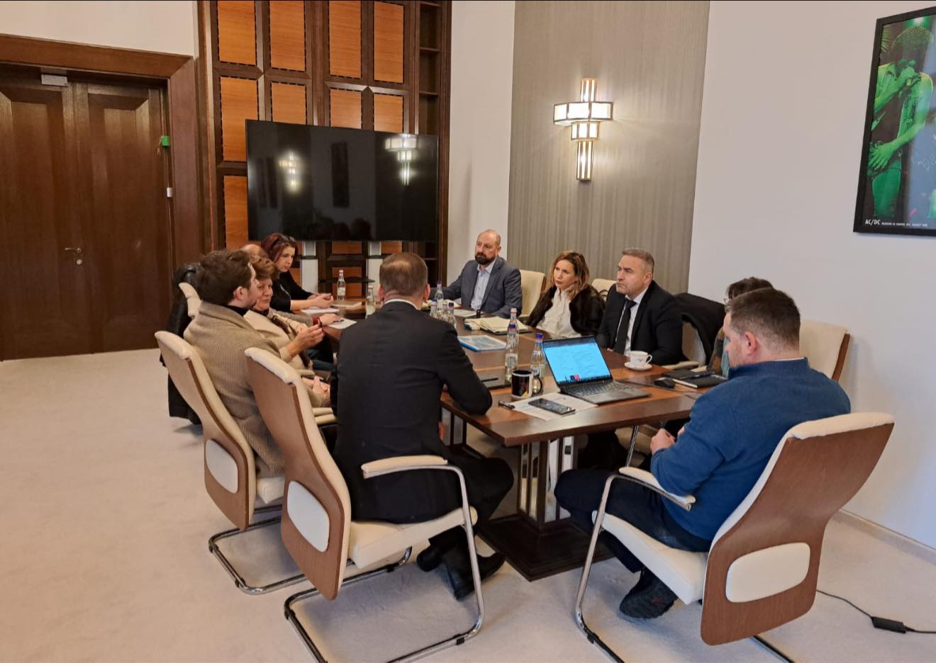 Situație de criză în sistemul de termoficare al Bucureștiului: linia de apă caldă și căldură, pe limită de avarie în timpul gerului extrem În ciuda eforturilor urgente depuse pentru asigurarea continuității serviciului de încălzire în Capitală, situația sistemului de termoficare devine îngrijorătoare