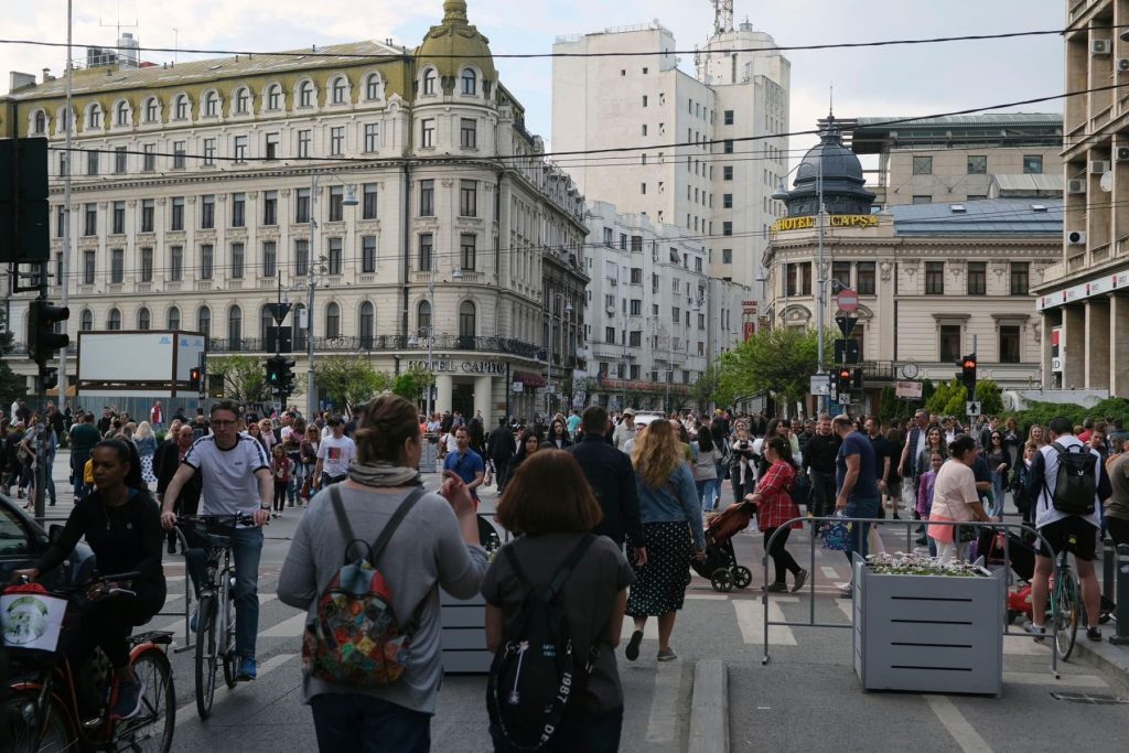 Oamenii pierd încrederea în instituții și înfelte în societate, iar acest fenomen devine tot mai evident pe plan global, conform datelor recente ale Barometrului de Încredere Edelman 2026