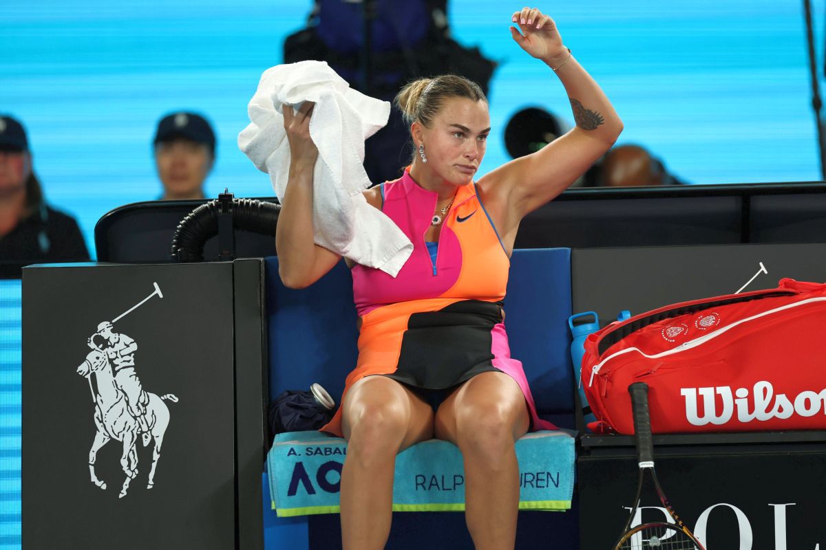 Aryna Sabalenka, dezamăgită în urma înfrângerii din finala Australian Open Într-o finală dramatică disputată la Australian Open, Aryna Sabalenka a cedat în fața Elenei Rybakina, încheind meciul cu scorul de 4-6, 6-4, 4-6