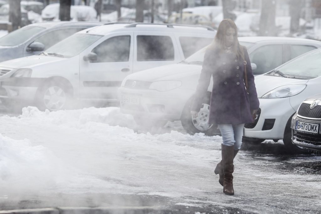 Sistemul de termoficare din București, în criză în toiul gerului extrem În timp ce Bucureștiul se confruntă cu temperaturi record de ger, sistemul de termoficare nu reușește să facă față provocărilor, funcționând la doar 77% din capacitatea sa