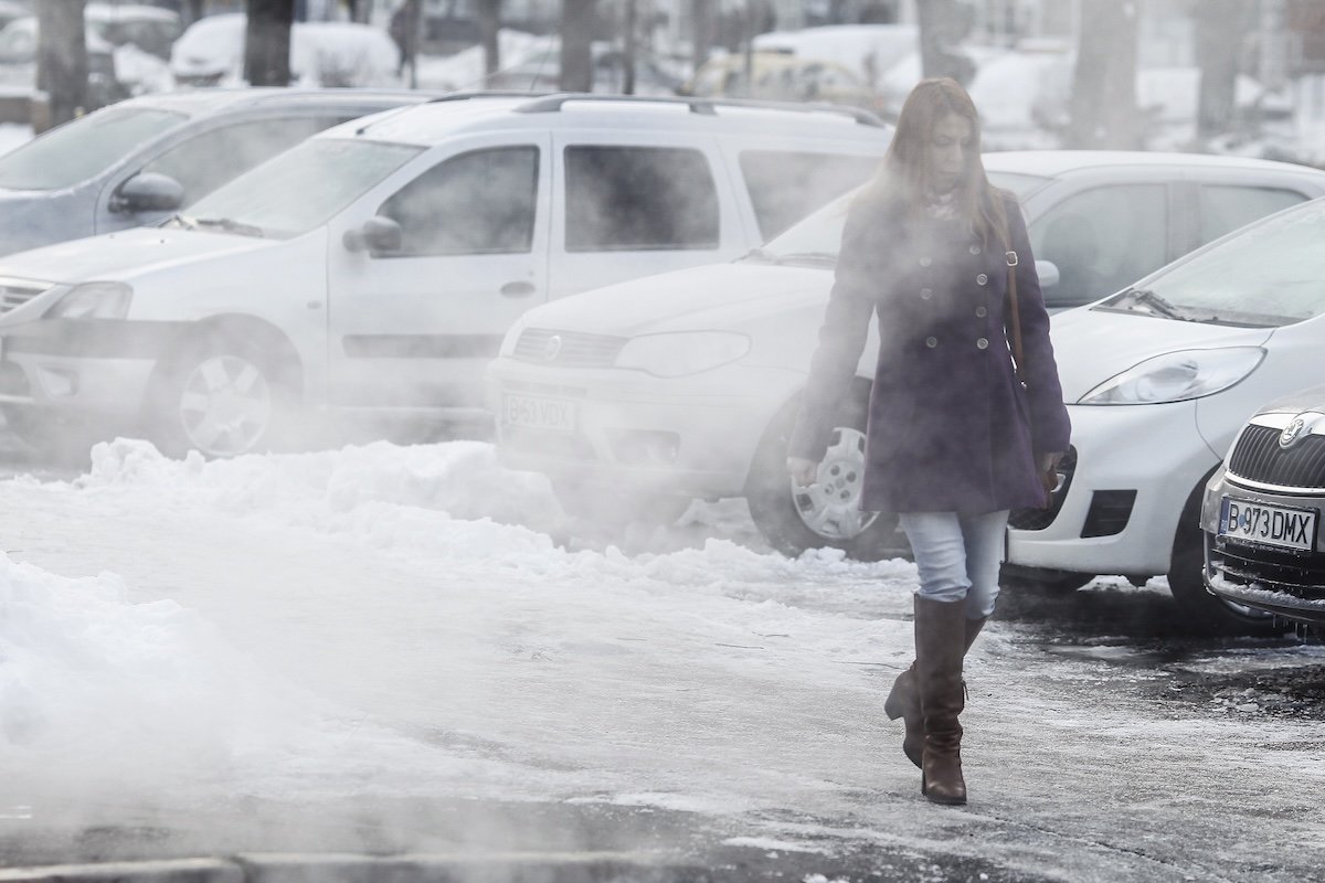 Sistemul de termoficare din București, în criză în toiul gerului extrem În timp ce Bucureștiul se confruntă cu temperaturi record de ger, sistemul de termoficare nu reușește să facă față provocărilor, funcționând la doar 77% din capacitatea sa