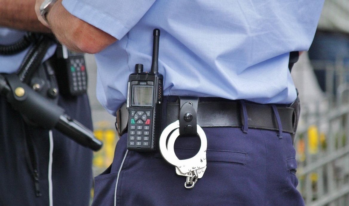 Reținut pentru sechestrare: un tânăr de 21 de ani sub acuzare după ce a pus pe jar o familie din sectorul 6 al Capitalei Un tânăr în vârstă de 21 de ani a fost reținut de poliție pentru 24 de ore, după ce sâmbătă seara a comis o faptă gravă ce a zdruncinat comunitatea din sectorul 6 al Bucureștiului: a sechestrat o femeie și copilul acesteia într-o locuință din zonă
