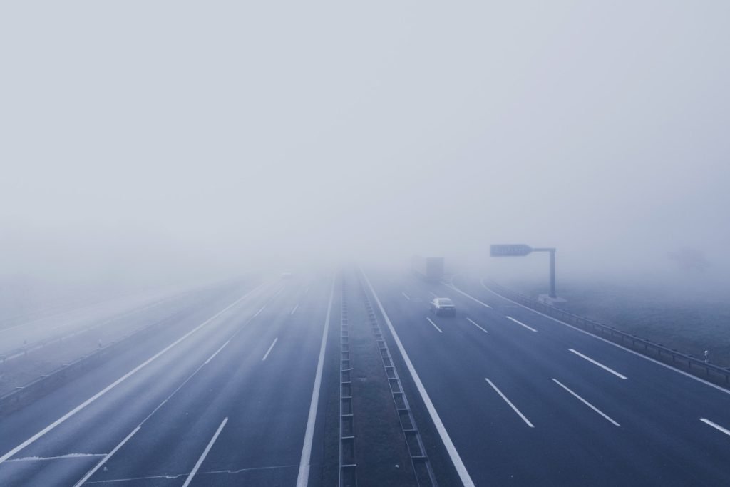 Cod galben de ceață pentru sute de localități din 15 județe, emis de meteorologi, riscă să creeze probleme majore în trafic în această dimineață