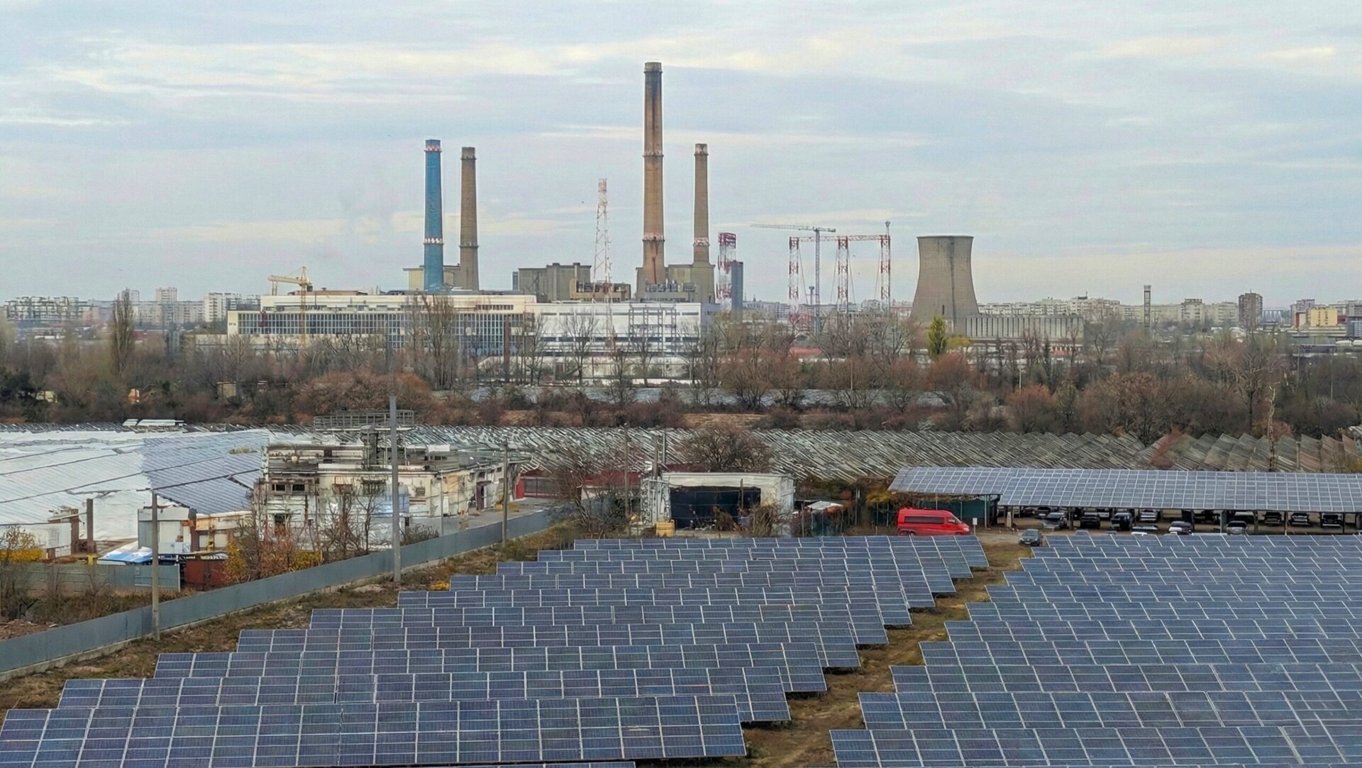 Situația sistemului de termoficare din București devine tot mai critică, în condițiile în care mii de apartamente se confruntă cu întreruperi în furnizarea agentului termic, nu din cauza unor avarii obișnuite, ci din cauza unui debit insuficient pentru a susține încălzirea și apa caldă