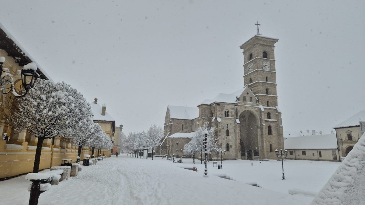 Albă Iulia, acoperită de un strat de nea rar întâlnit: o iarnă cu ninsori abundente după ani de zile O scenă de basm a fost surprinsă în această dimineață la Alba Iulia, oraș cunoscut pentru istoria sa încărcată și pentru Cetatea Alba Carolina, dar mai rar pentru peisajele de iarnă spectaculoase