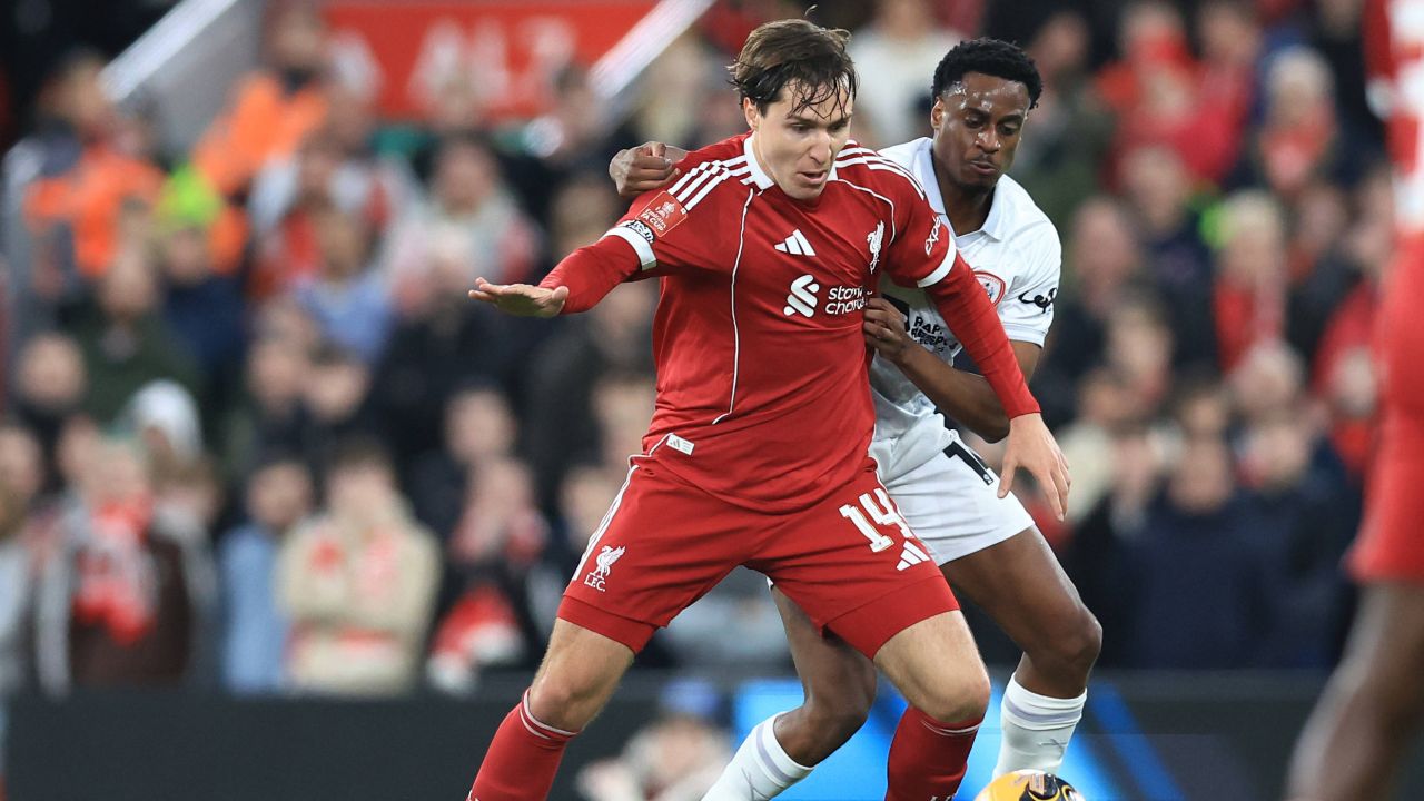 Liverpool învinge Barnsley în FA Cup Liverpool a obținut o victorie concludentă la scorul de 3-0 în fața echipei Barnsley, meci ce a avut loc pe terenul echipei din liga a doua engleză, în cadrul turului III al FA Cup