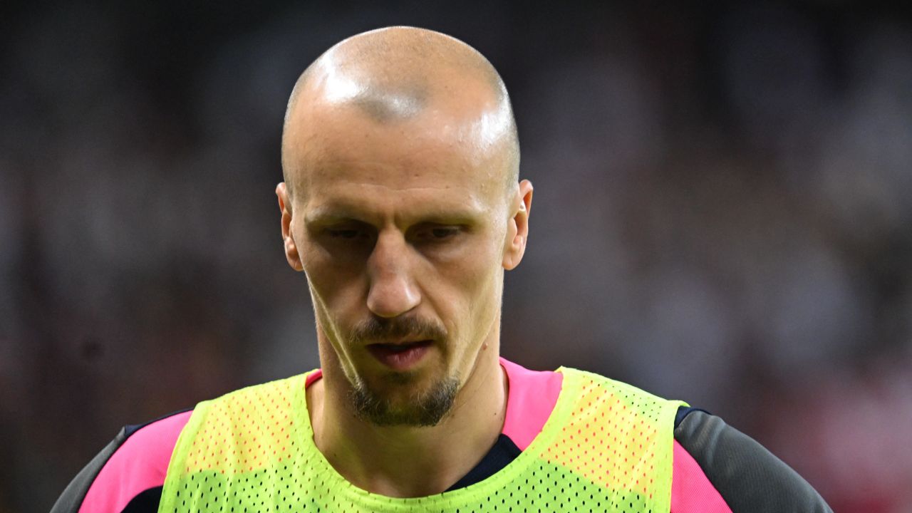 Vlad Chiricheș, lider în umbră: scăderea timpului de joc pe teren Vlad Chiricheș, veteranul din linia defensivă a FCSB, se confruntă cu o situație tot mai complexă în actualul sezon, în care a jucat din ce în ce mai puțin