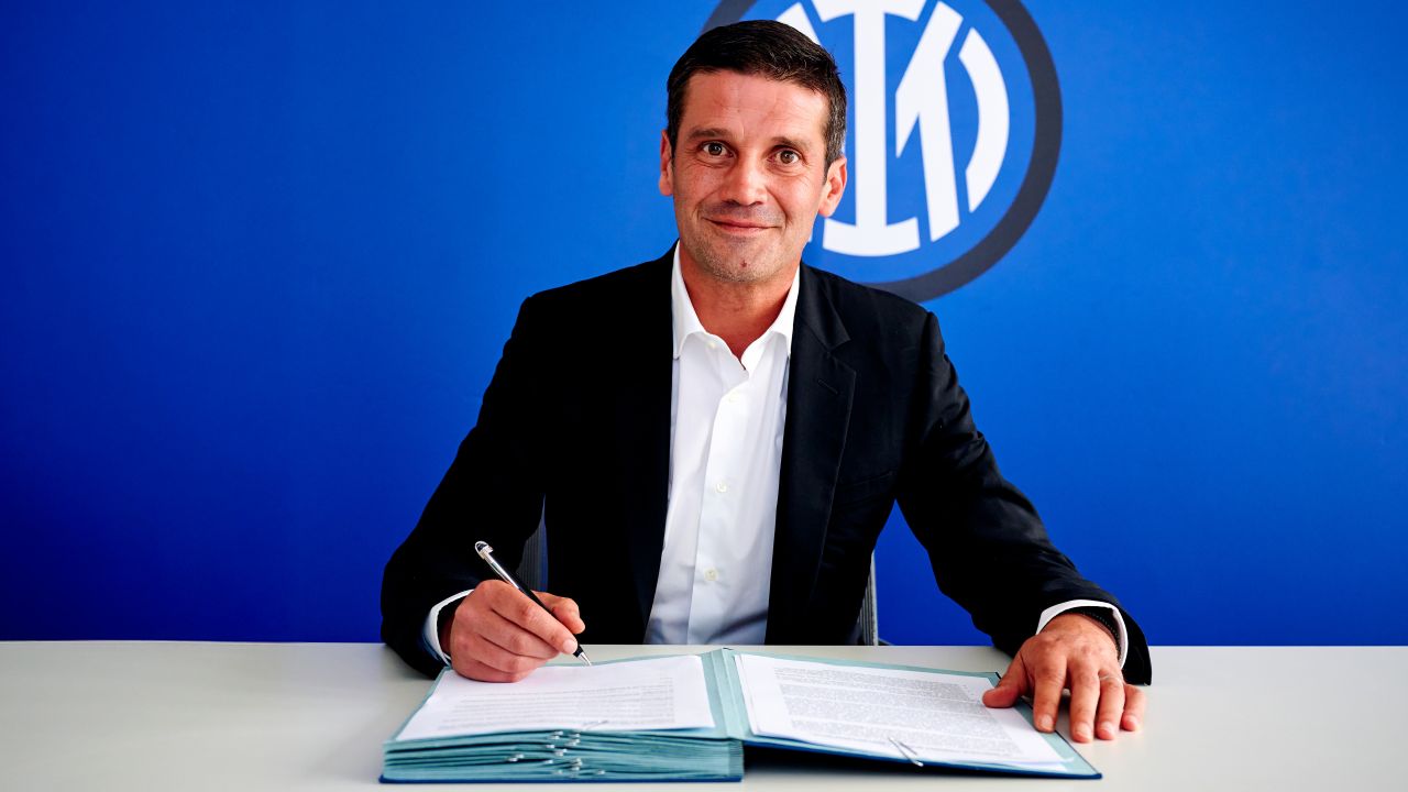 Inter Milano pregătește un nou contract pentru Cristi Chivu, antrenorul echipei.